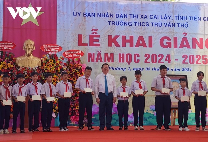 Học sinh cả nước tưng bừng khai giảng năm học mới - ảnh 27