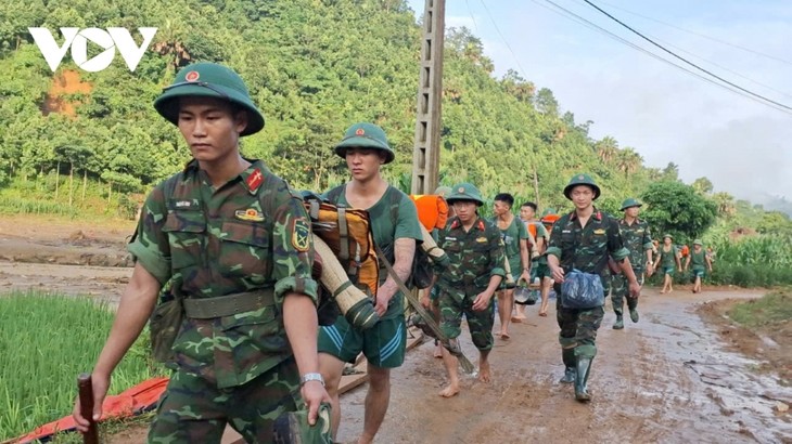 Những hình ảnh đẹp ấm tình quân dân trong bão lũ  - ảnh 11