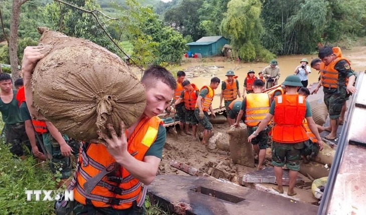 Những hình ảnh đẹp ấm tình quân dân trong bão lũ  - ảnh 14