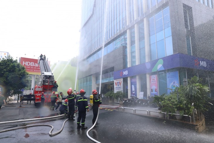 Thực tập phương án chữa cháy, cứu hộ cứu nạn tại tòa nhà VOV ở TP. Hồ Chí Minh - ảnh 12