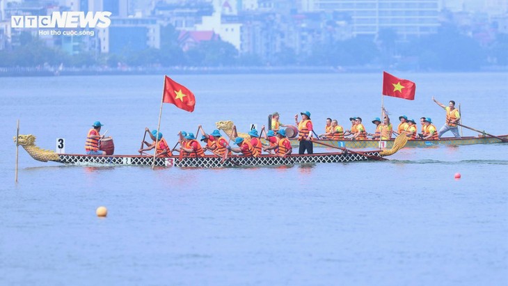 800 vận động viên tranh tài hấp dẫn tại giải bơi chải thuyền rồng Hà Nội - ảnh 7