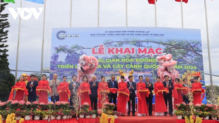 Du khách thưởng lãm không gian hoa rực rỡ tại Đà Lạt - ảnh 1