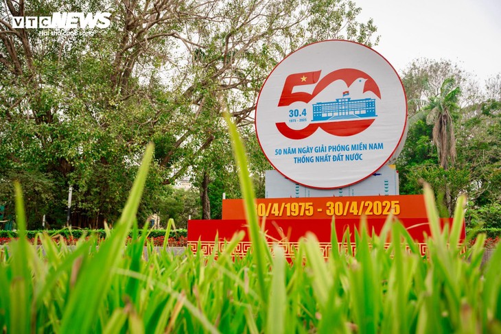 Cờ Tổ quốc nhuộm thắm từng góc phố, toà nhà những ngày tháng Tư lịch sử - ảnh 9