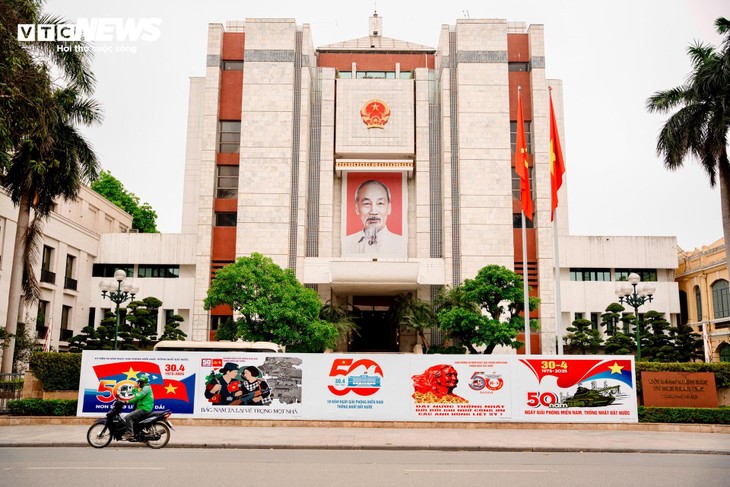 Cờ Tổ quốc nhuộm thắm từng góc phố, toà nhà những ngày tháng Tư lịch sử - ảnh 10