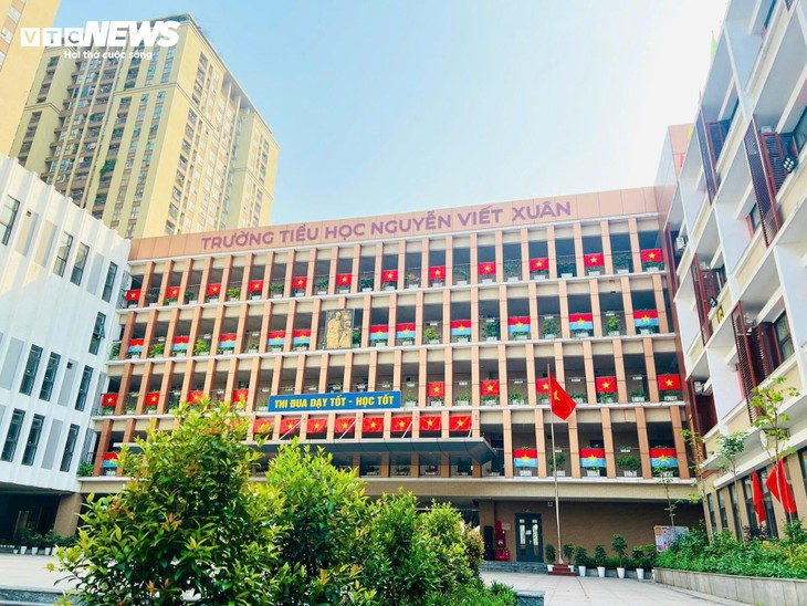 Cờ Tổ quốc nhuộm thắm từng góc phố, toà nhà những ngày tháng Tư lịch sử - ảnh 5