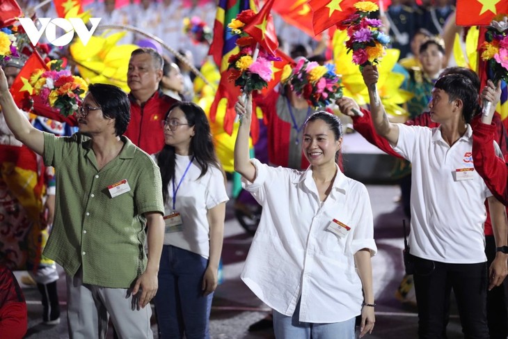 H'Hen Niê, Tiểu Vy, Bảo Ngọc rạng rỡ tham gia sơ duyệt diễu binh, diễu hành - ảnh 10