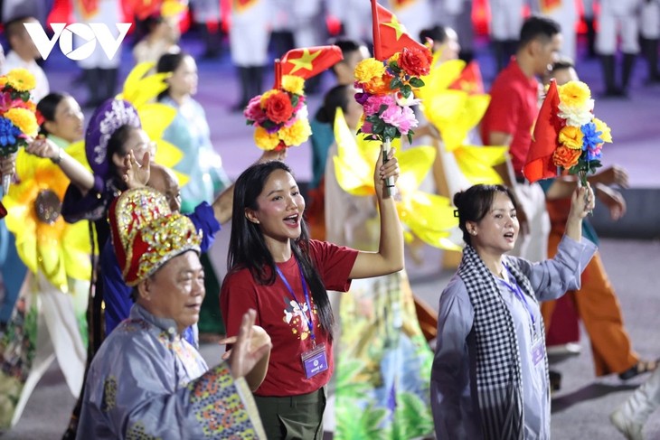 H'Hen Niê, Tiểu Vy, Bảo Ngọc rạng rỡ tham gia sơ duyệt diễu binh, diễu hành - ảnh 3