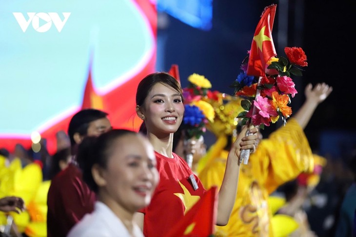 H'Hen Niê, Tiểu Vy, Bảo Ngọc rạng rỡ tham gia sơ duyệt diễu binh, diễu hành - ảnh 6