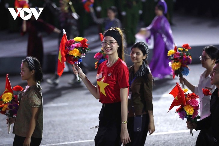 H'Hen Niê, Tiểu Vy, Bảo Ngọc rạng rỡ tham gia sơ duyệt diễu binh, diễu hành - ảnh 7