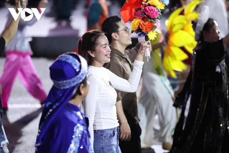 H'Hen Niê, Tiểu Vy, Bảo Ngọc rạng rỡ tham gia sơ duyệt diễu binh, diễu hành - ảnh 8