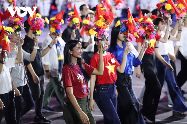 H'Hen Niê, Tiểu Vy, Bảo Ngọc rạng rỡ tham gia sơ duyệt diễu binh, diễu hành - ảnh 9