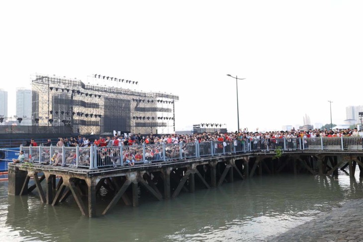 TP. Hồ Chí Minh: Người dân 'ngóng' màn trình diễn máy bay và đại bác - ảnh 10