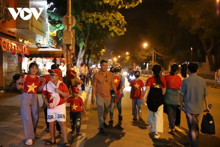 Người dân TP. Hồ Chí Minh ra đường từ nửa đêm chờ xem tổng duyệt diễu binh, diễu hành - ảnh 1