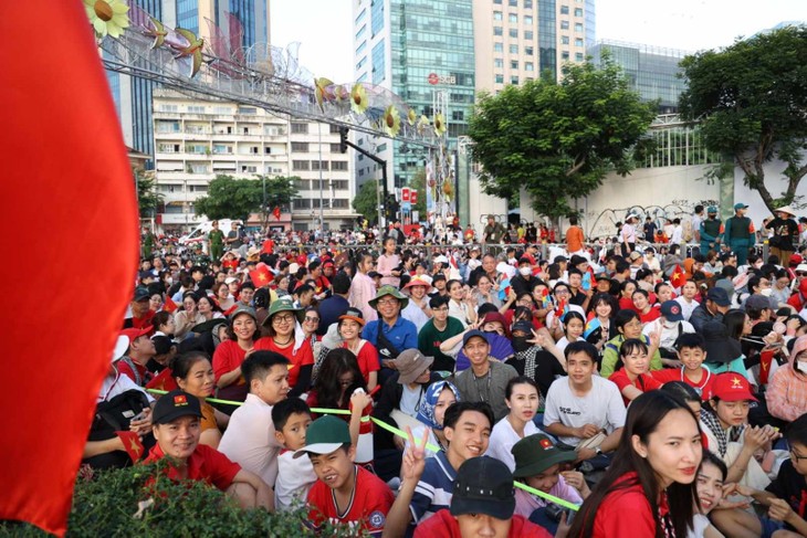 TP. Hồ Chí Minh: Người dân 'ngóng' màn trình diễn máy bay và đại bác - ảnh 1