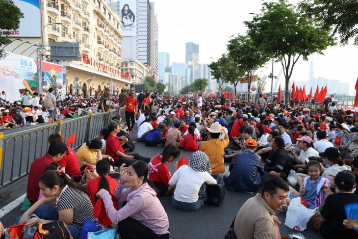 TP. Hồ Chí Minh: Người dân 'ngóng' màn trình diễn máy bay và đại bác - ảnh 2