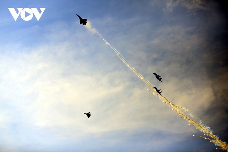 Tiêm kích thả bẫy nhiệt trên bầu trời TP. Hồ Chí Minh trong lễ tổng duyệt cấp Nhà nước - ảnh 2