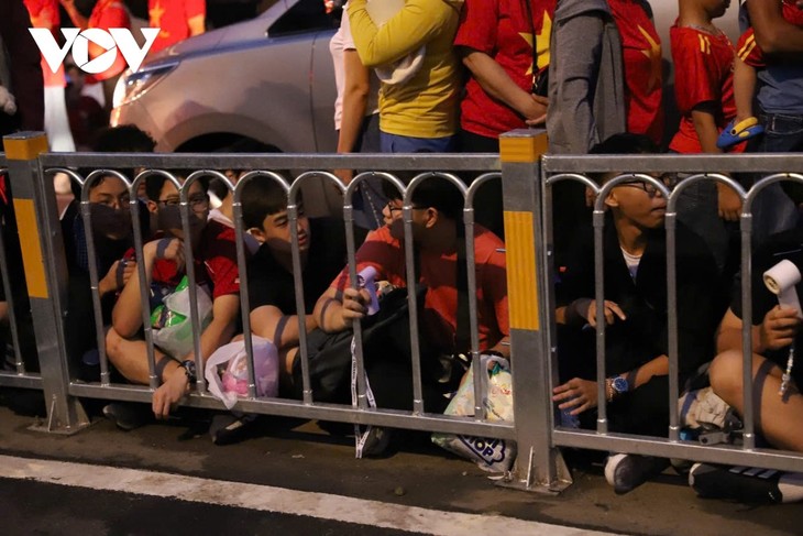 Người dân TP. Hồ Chí Minh ra đường từ nửa đêm chờ xem tổng duyệt diễu binh, diễu hành - ảnh 3