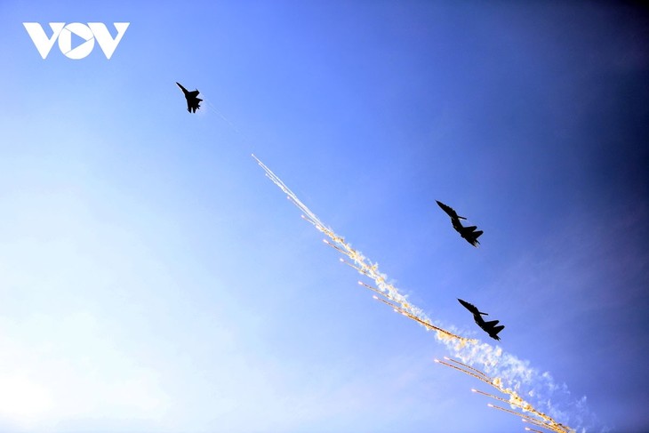 Tiêm kích thả bẫy nhiệt trên bầu trời TP. Hồ Chí Minh trong lễ tổng duyệt cấp Nhà nước - ảnh 3