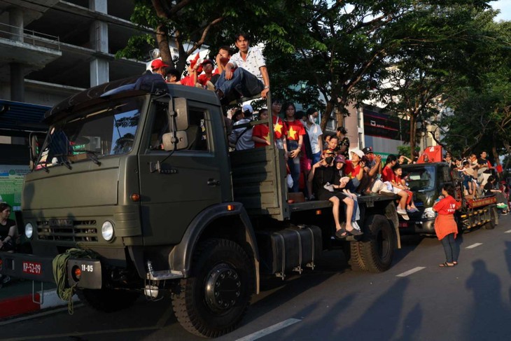 TP. Hồ Chí Minh: Người dân 'ngóng' màn trình diễn máy bay và đại bác - ảnh 5