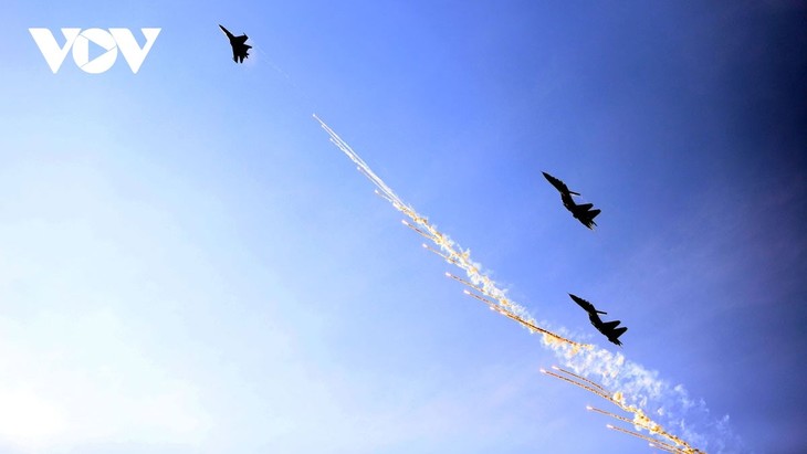 Tiêm kích thả bẫy nhiệt trên bầu trời TP. Hồ Chí Minh trong lễ tổng duyệt cấp Nhà nước - ảnh 5