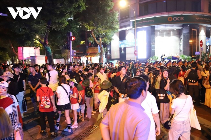 Người dân TP. Hồ Chí Minh ra đường từ nửa đêm chờ xem tổng duyệt diễu binh, diễu hành - ảnh 6