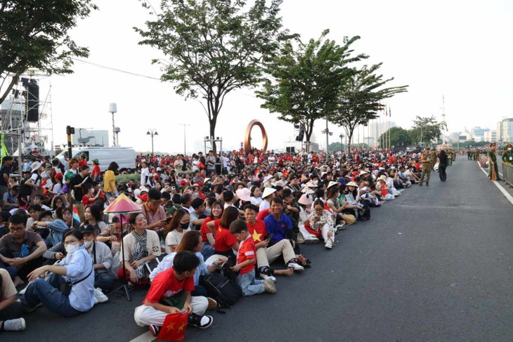 TP. Hồ Chí Minh: Người dân 'ngóng' màn trình diễn máy bay và đại bác - ảnh 6