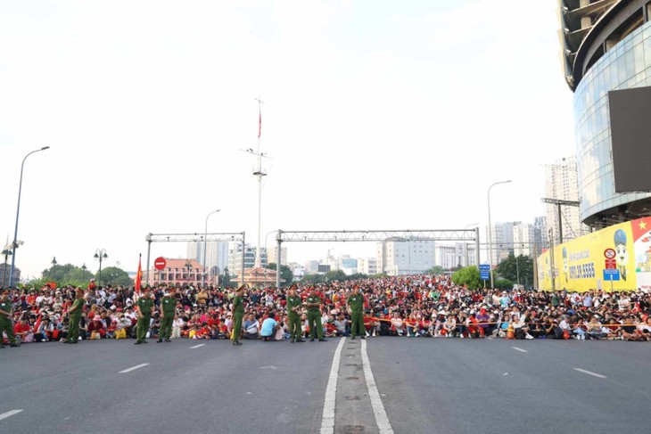 TP. Hồ Chí Minh: Người dân 'ngóng' màn trình diễn máy bay và đại bác - ảnh 7