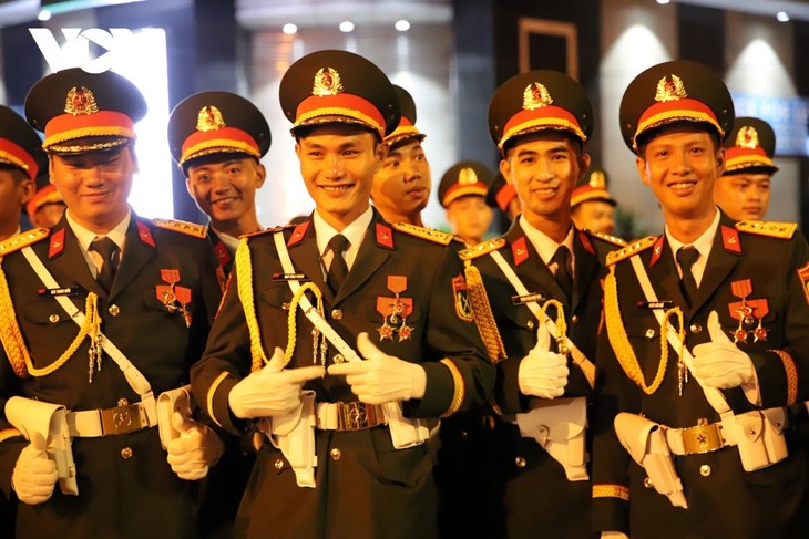 Người dân TP. Hồ Chí Minh ra đường từ nửa đêm chờ xem tổng duyệt diễu binh, diễu hành - ảnh 8