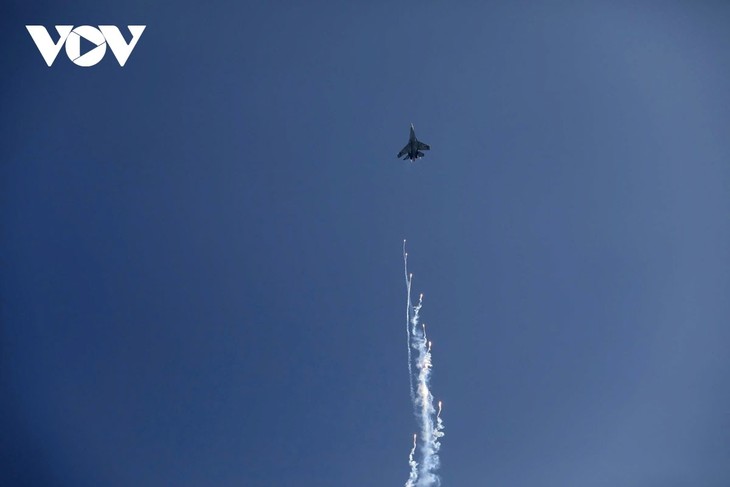 Tiêm kích thả bẫy nhiệt trên bầu trời TP. Hồ Chí Minh trong lễ tổng duyệt cấp Nhà nước - ảnh 8