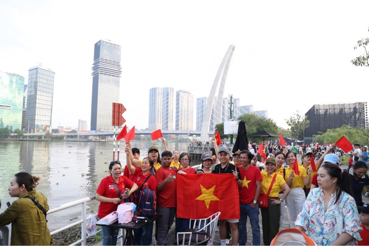 TP. Hồ Chí Minh: Người dân 'ngóng' màn trình diễn máy bay và đại bác - ảnh 8