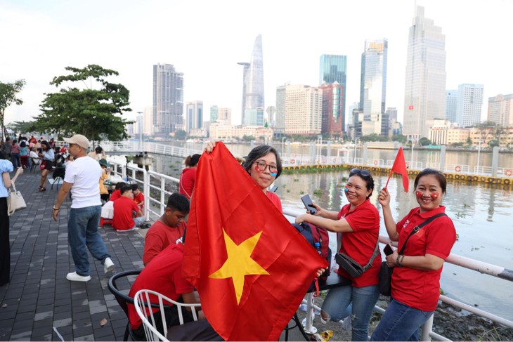 TP. Hồ Chí Minh: Người dân 'ngóng' màn trình diễn máy bay và đại bác - ảnh 9