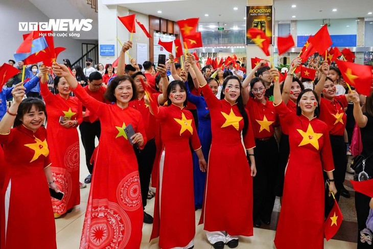 Ga Hà Nội rực sắc đỏ, đoàn tàu Thống Nhất khởi hành trong niềm tự hào dân tộc - ảnh 2
