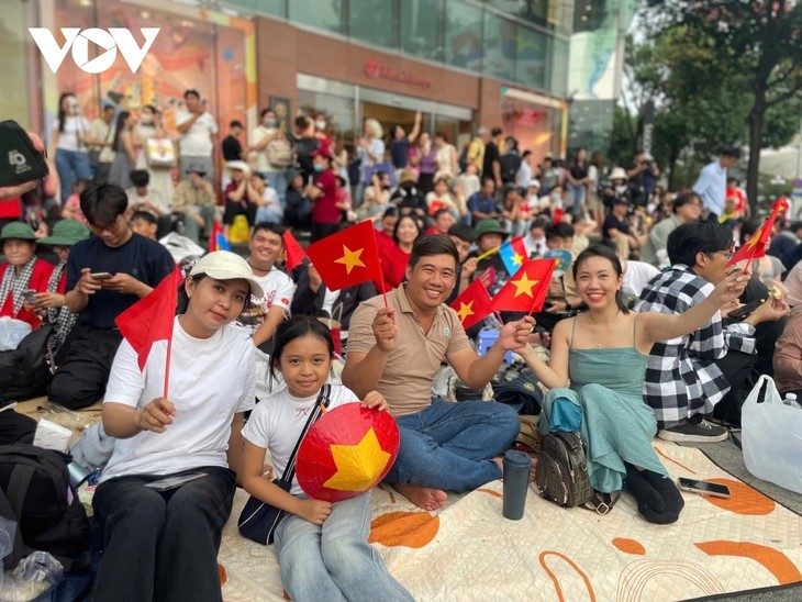 Trung tâm TP. Hồ Chí Minh chật cứng người chờ xem diễu binh, diễu hành - ảnh 1