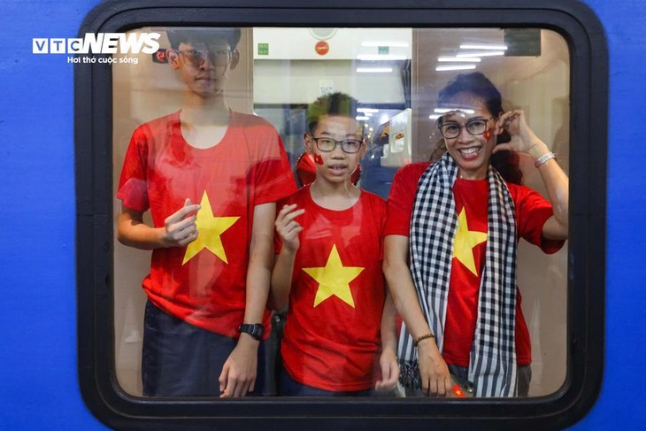 Ga Hà Nội rực sắc đỏ, đoàn tàu Thống Nhất khởi hành trong niềm tự hào dân tộc - ảnh 11