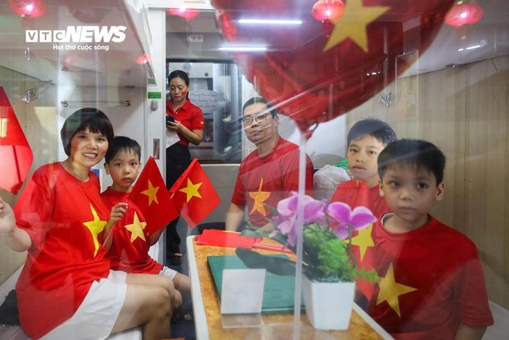 Ga Hà Nội rực sắc đỏ, đoàn tàu Thống Nhất khởi hành trong niềm tự hào dân tộc - ảnh 12