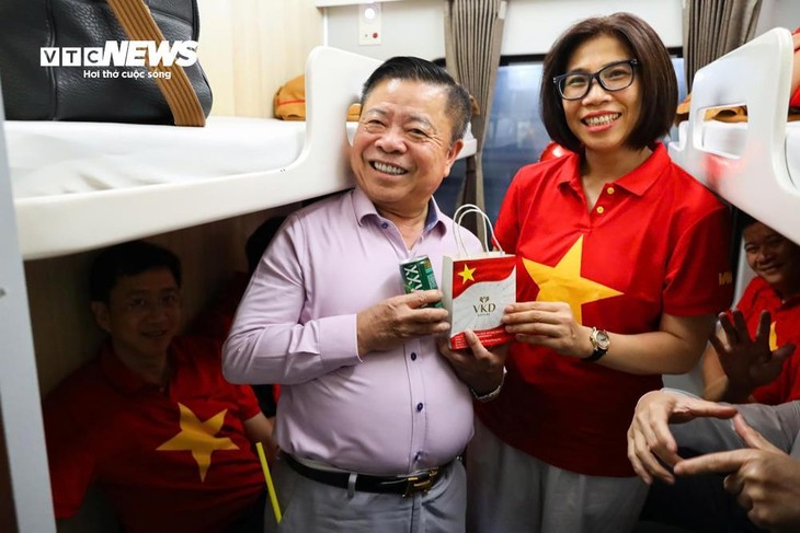 Ga Hà Nội rực sắc đỏ, đoàn tàu Thống Nhất khởi hành trong niềm tự hào dân tộc - ảnh 13