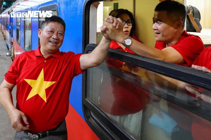 Ga Hà Nội rực sắc đỏ, đoàn tàu Thống Nhất khởi hành trong niềm tự hào dân tộc - ảnh 14