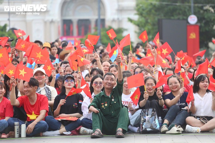 Cận cảnh trực thăng kéo cờ, tiêm kích Su30-MK2 thả nhiễu trên bầu trời TP. Hồ Chí Minh - ảnh 13