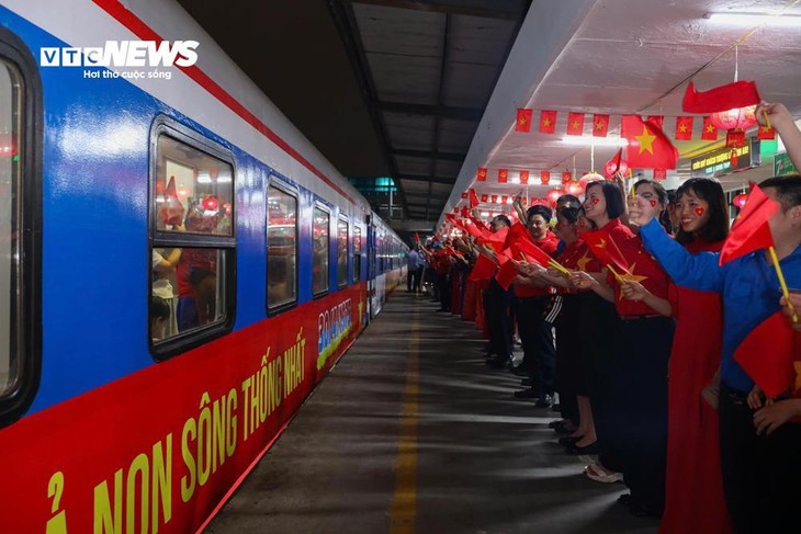 Ga Hà Nội rực sắc đỏ, đoàn tàu Thống Nhất khởi hành trong niềm tự hào dân tộc - ảnh 15