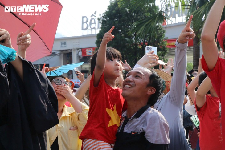 Cận cảnh trực thăng kéo cờ, tiêm kích Su30-MK2 thả nhiễu trên bầu trời TP. Hồ Chí Minh - ảnh 14