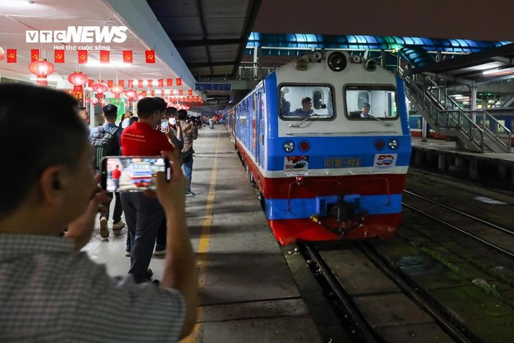 Ga Hà Nội rực sắc đỏ, đoàn tàu Thống Nhất khởi hành trong niềm tự hào dân tộc - ảnh 16