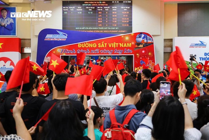 Ga Hà Nội rực sắc đỏ, đoàn tàu Thống Nhất khởi hành trong niềm tự hào dân tộc - ảnh 1