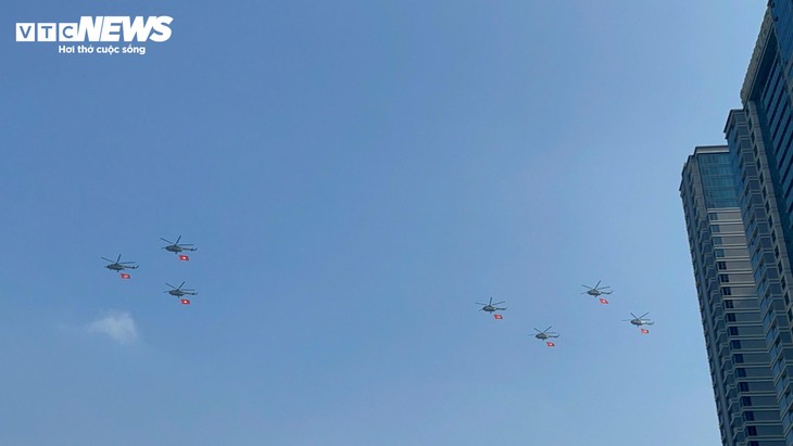 Cận cảnh trực thăng kéo cờ, tiêm kích Su30-MK2 thả nhiễu trên bầu trời TP. Hồ Chí Minh - ảnh 1