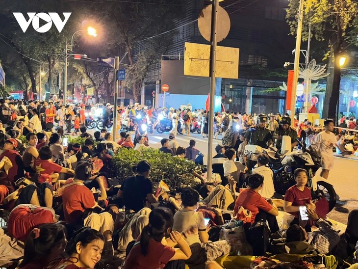 Trung tâm TP. Hồ Chí Minh chật cứng người chờ xem diễu binh, diễu hành - ảnh 2