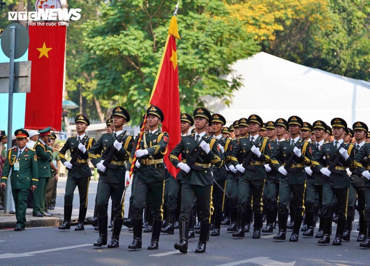 Hình ảnh đặc biệt của quân đội Trung Quốc - Lào - Campuchia tại lễ diễu binh 30/4 - ảnh 1