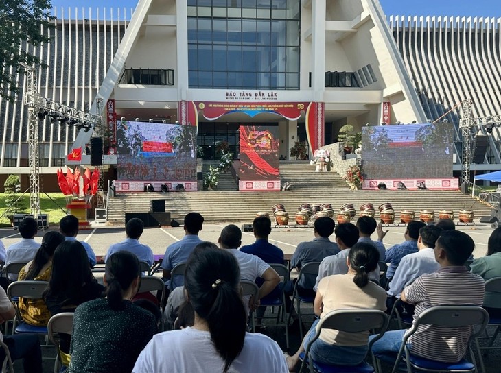 Người dân các địa phương tự hào, xúc động theo dõi tường thuật lễ kỷ niệm 30/4 - ảnh 2