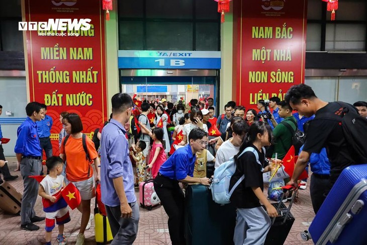 Ga Hà Nội rực sắc đỏ, đoàn tàu Thống Nhất khởi hành trong niềm tự hào dân tộc - ảnh 3