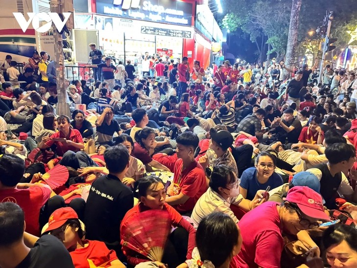 Trung tâm TP. Hồ Chí Minh chật cứng người chờ xem diễu binh, diễu hành - ảnh 4