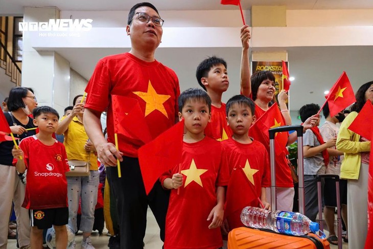 Ga Hà Nội rực sắc đỏ, đoàn tàu Thống Nhất khởi hành trong niềm tự hào dân tộc - ảnh 4