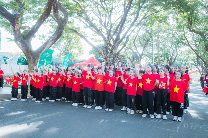 Người dân các địa phương tự hào, xúc động theo dõi tường thuật lễ kỷ niệm 30/4 - ảnh 4